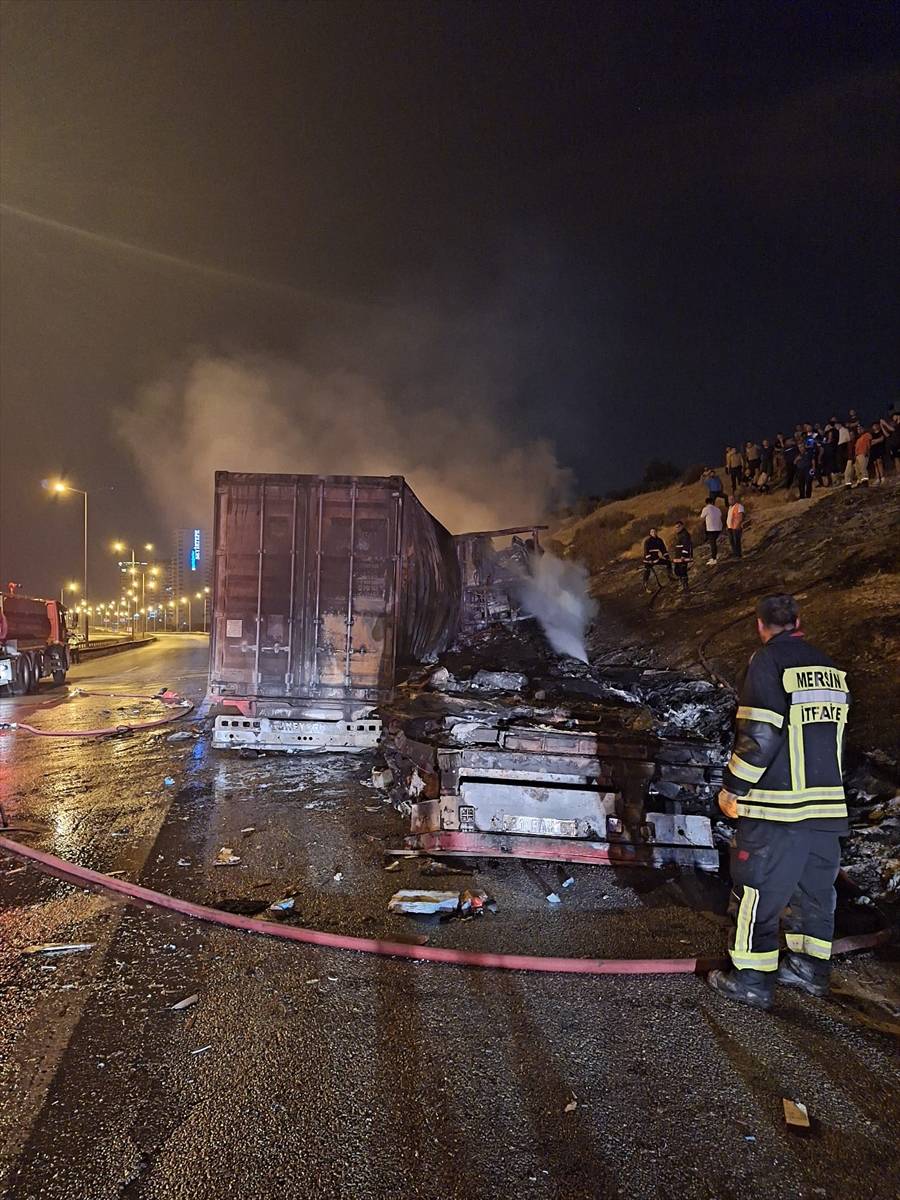 Çarpışan TIR’larda patlama oldu, yangın çıktı: 1 ölü, 1 yaralı 6